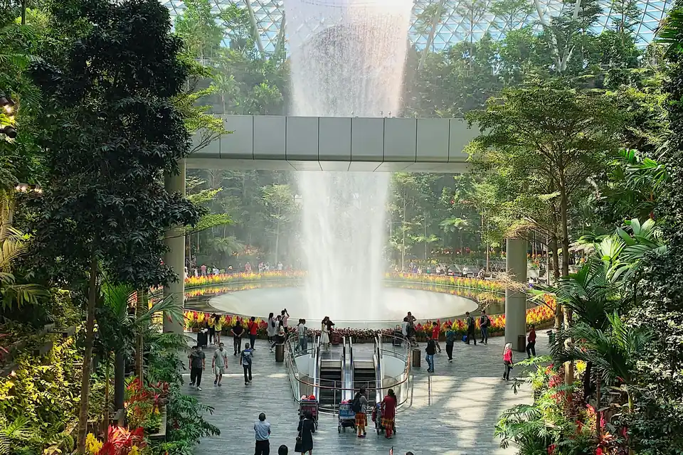 Cascata dentro de um jardim coberto, com passarela em volta