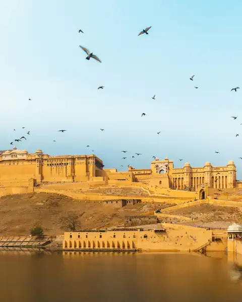 Forte de arenito refletido no lago, em Jaipur