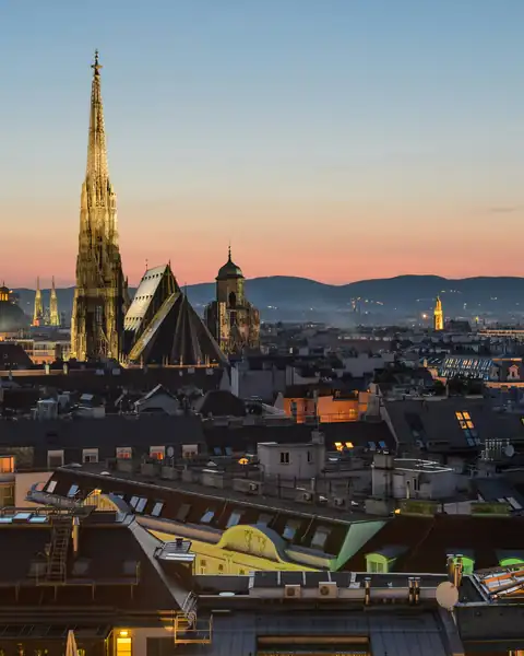 Catedral de Santo Estêvão ao entardecer, em Viena