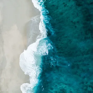 Vista aérea de ondas em água turquesa