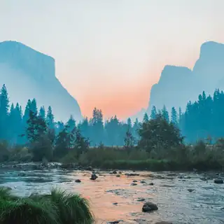 Vale com um lago ao entardecer