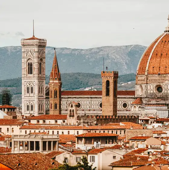 Cúpula do Duomo e campanário de Giotto sobre os telhados de Florença